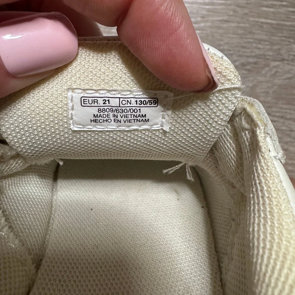 Zara Kids White Faux Leather Heart Embroidered Sneakers Size EU 21 or toddler 5